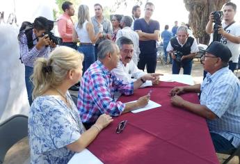 Se compromete alcalde de Ahome a poner agua potable a habitantes de Las Crucecitas Viejas