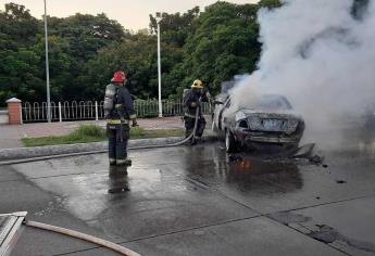 Auto queda calcinado tras chocar sobre el Malecón Nuevo, en Culiacán