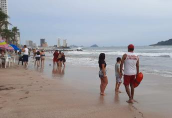 Restringen acceso a playas en zona turística de Mazatlán por «Roslyn»