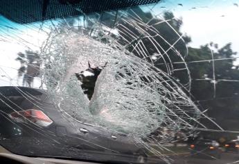 Piedra rompe parabrisas de auto en Culiacán; el conductor desconoce de donde se originó la agresión