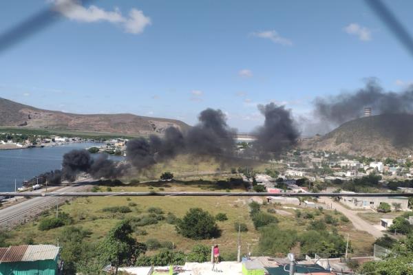 Fuego arrasa con un yate en el marina de Topolobampo