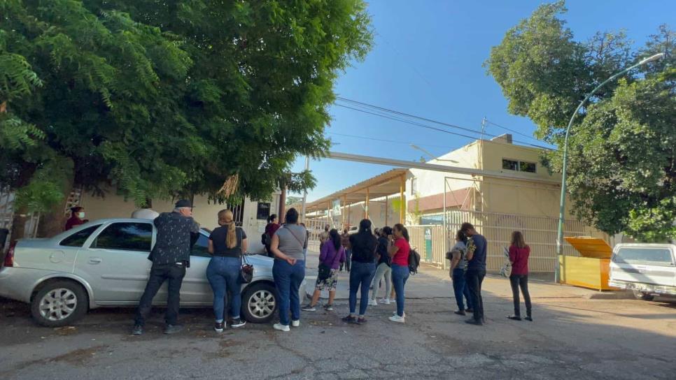 Se plantan vecinos de Las Coloradas y Las Amapas en las oficinas de CFE