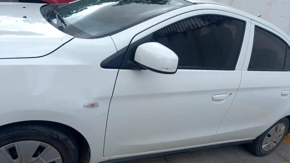 Policías detienen a dos jóvenes a bordo de un carro que recién había sido robado en Culiacán