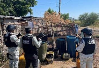 Guardia Nacional asegura bidones con combustible en Guamúchil