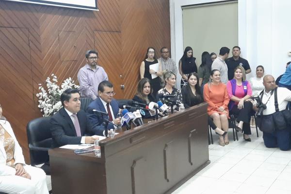 Niega Édgar González haber firmado contrato de luminarias; habría sido falsificada
