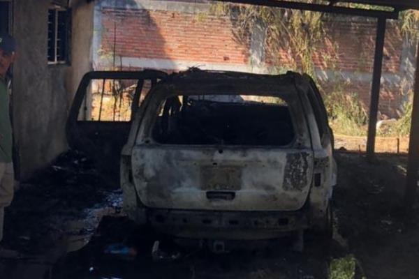 Camioneta queda calcinada tras incendio al sur de Culiacán