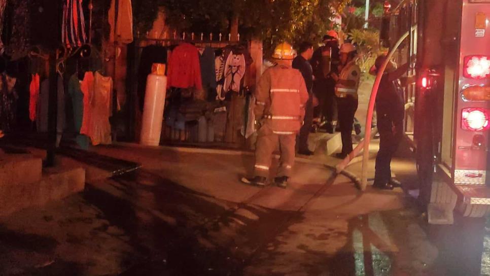 Comerciantes sufren pérdidas en incendio de casa, al sur de Culiacán