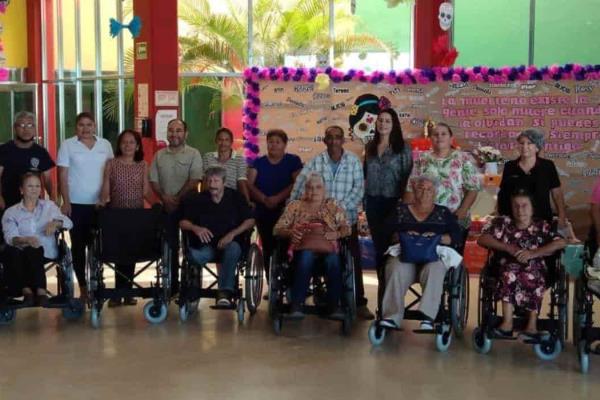 DIF Sinaloa entrega silla de ruedas a adultos mayores