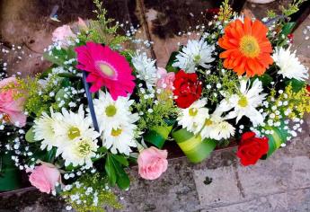 Rosas, pompones y gladiolas, de las flores más vendidas por Día de Muertos