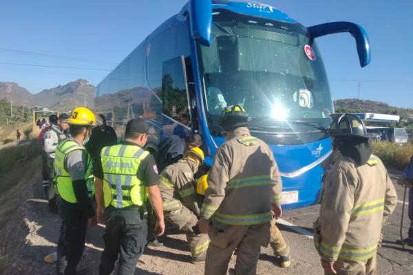 4 personas lesionadas por choque entre camión y automóvil en San Miguel