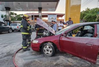 Auto se incendia junto a gasolinera y vecinos apagan a cubetazos la unidad, en Culiacán