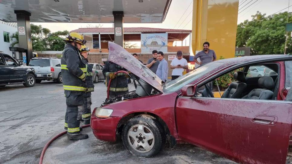 Auto se incendia junto a gasolinera y vecinos apagan a cubetazos la unidad, en Culiacán