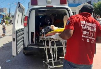 Motociclista se estrella contra taxi en Villa Unión y queda fracturado