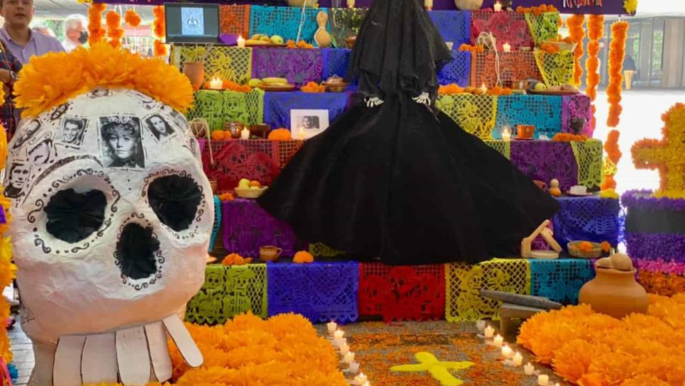 Conmemoran el Día de Muertos con altares en explanada de Palacio de Gobierno