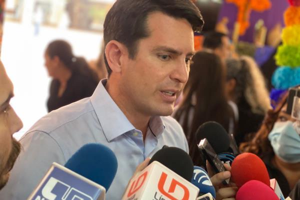 «El Químico» va viajar para «jalar» inversión no de paseo, asegura Secretario de Economía