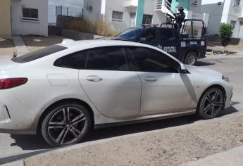 Policías aseguran auto BMW con reporte de robo en Alturas del Sur, Culiacán