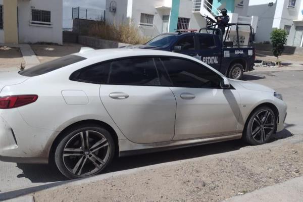 Policías aseguran auto BMW con reporte de robo en Alturas del Sur, Culiacán