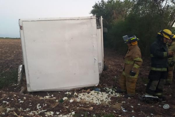 Camioneta cargada con flores se vuelca sobre la carretera Culiacán-Mazatlán