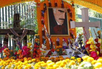 Con altar por Día de Muertos recuerdan a Vicente Fernández