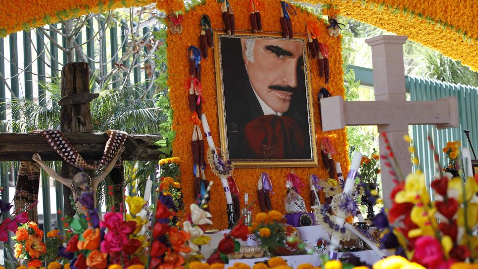 Con altar por Día de Muertos recuerdan a Vicente Fernández