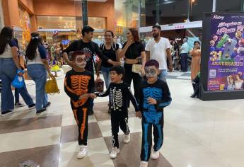 Niños celebran Halloween recorriendo plazas y calles de Mazatlán