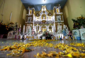 Altares monumentales honran a difuntos en el Día de Muertos en México