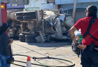 Cae revolvedora de cemento sobre vehículo estacionado a la salida sur de Mazatlán