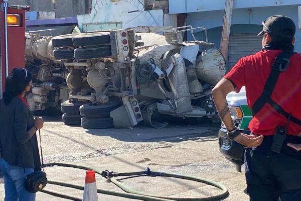 Cae revolvedora de cemento sobre vehículo estacionado a la salida sur de Mazatlán