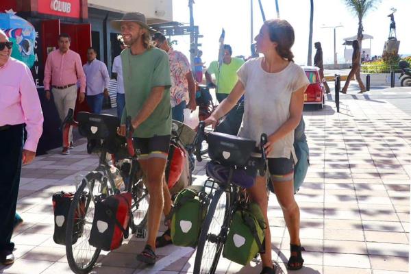 Ciclistas ingleses llegan a Mazatlán en su recorrido por bicicleta desde Argentina