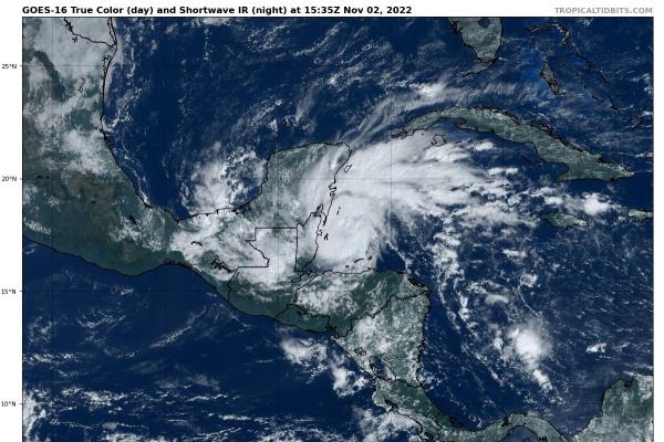 Huracán Lisa amenaza al sureste de México