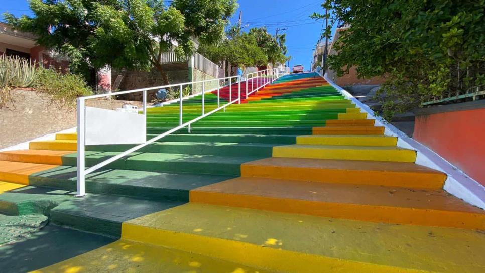 Ayuntamiento de Culiacán pinta de colores escaleras de la colonia Rosales