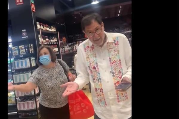 Encuentran a diputado Fernández Noroña comprando en «tienda fifí»