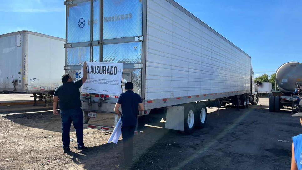 Autoridades «tuercen» a fletero en Los Mochis en plena venta de flores sin permiso