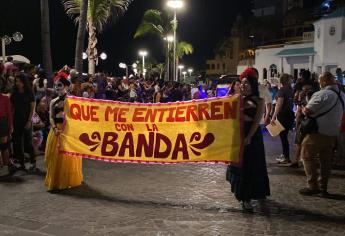 Mazatlán se llena de baile, música y colores con el desfile de Día de Muertos