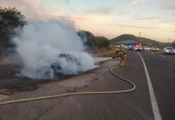 Camioneta queda calcinada tras quemarse en la salida sur de Culiacán