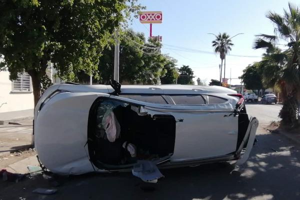 Mujer resulta lesionada tras aparatosa volcadura en Culiacán