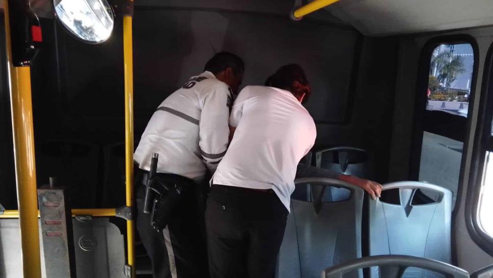 Adulto se convulsiona en un camión y lo auxilia Tránsito en Culiacán