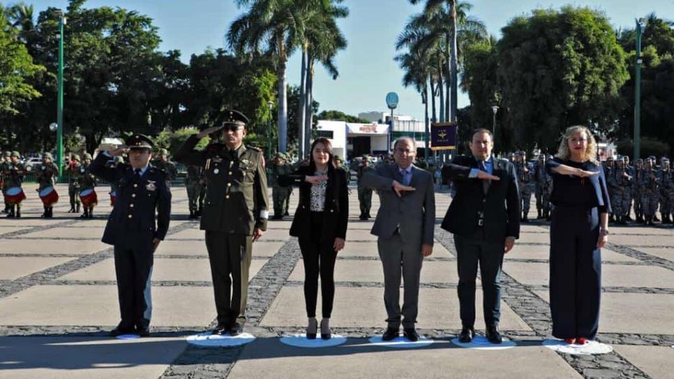 Para fomentar el respeto, autoridades estatales realizan izamiento de bandera