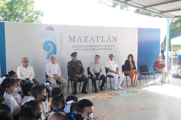 Édgar González encabeza Lunes Cívico, asegura que no va escatimar en el sector educativo Édgar González encabeza Lunes Cívico, asegura que no va escatimar en el sector educativo