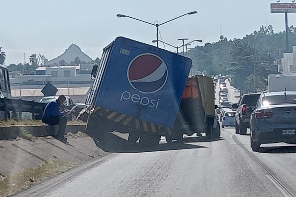 Choca camión de compañía refresquera y desquicia el tráfico en Mazatlán