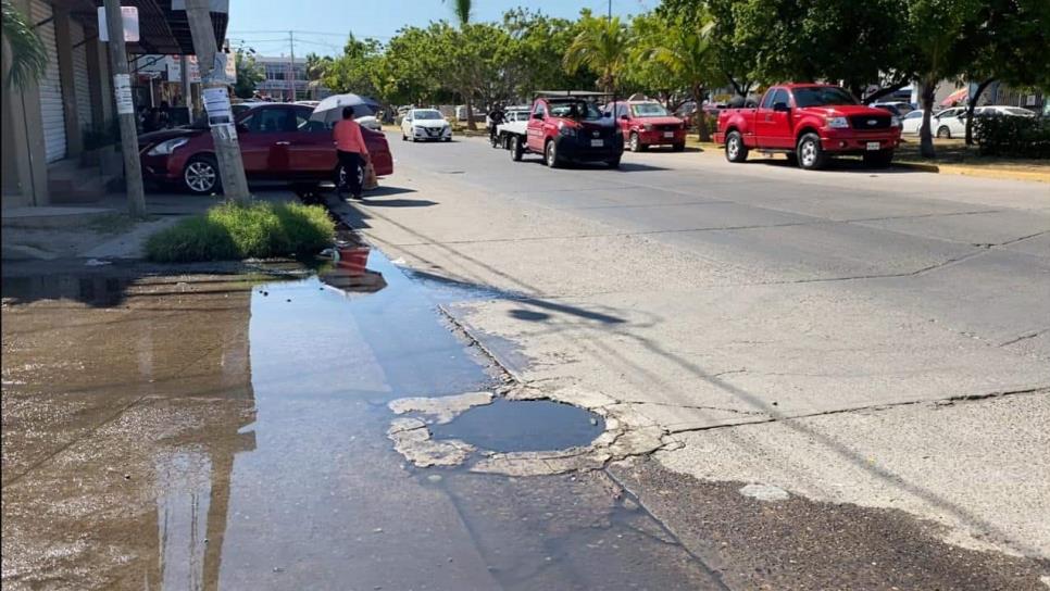 Otra fuga de agua más en Mazatlán, ahora en la avenida Bicentenario