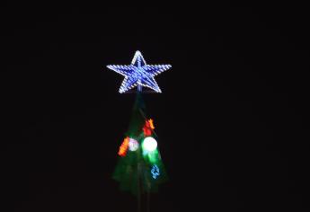 Encienden estrella del árbol navideño en Ahome