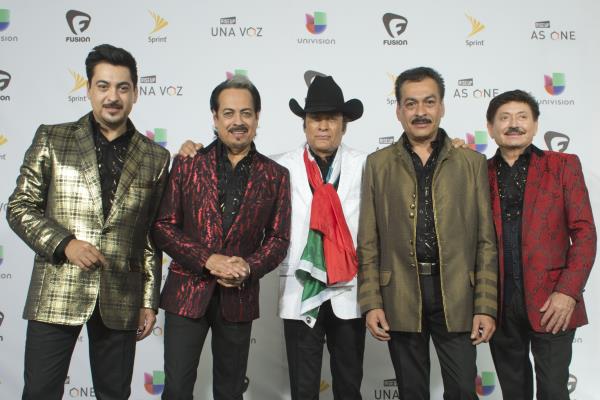 En pleno concierto Los Tigres del Norte se enteran de la muerte de su madre