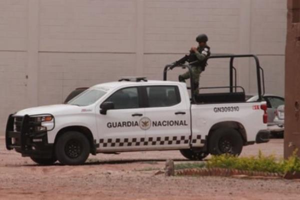 Detienen a sujeto con armamento en una lujosa camioneta al poniente de Ahome