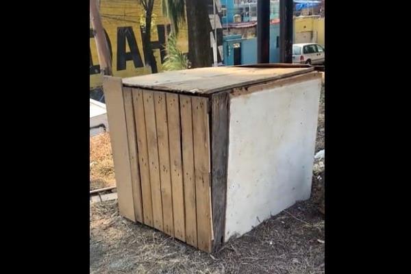 Abandonan a perrito encerrado en caja con candado y lo tiran en vías del tren en CDMX