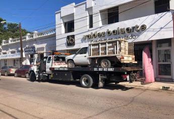 Localizan camioneta abandonada tras chocar en Angostura, tenía reporte de robo en Guasave