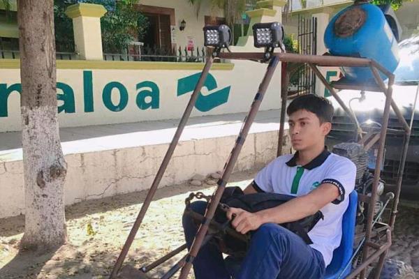 Rosvel estudia en Conalep y con su papá construyó un vehículo