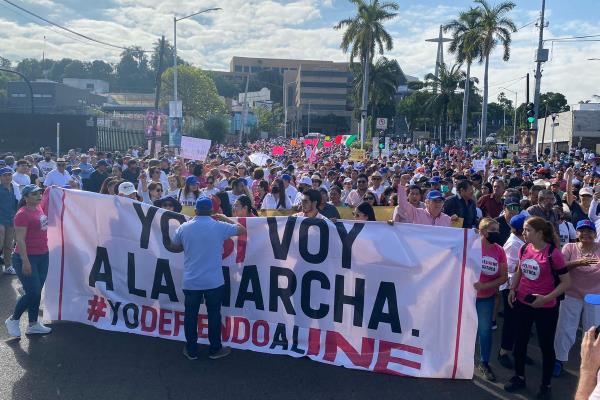 El INE no se toca: Marchan en Culiacán en contra de la Reforma Electoral