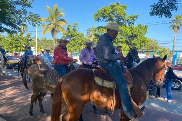 ¡Previo a la fiesta! Realizan la Cabalgata Expo Ganadera 2022 en Culiacán