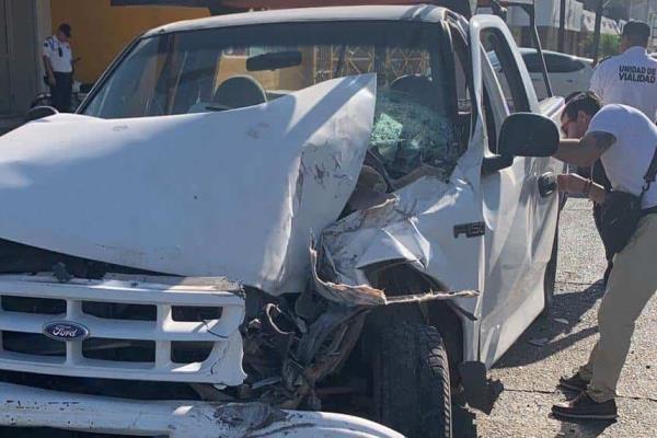 No frena, choca y camioneta termina prensada con un camión urbano